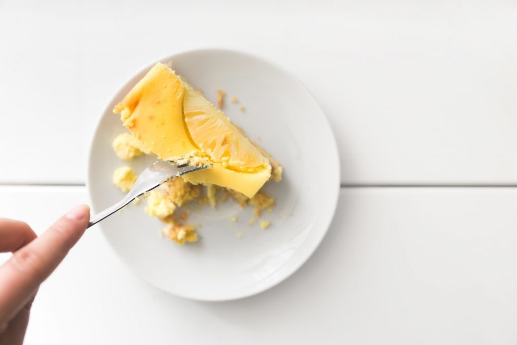 food-plate-woman-hand